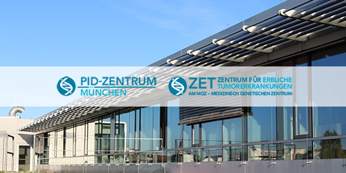 Außenansicht der MGZ-Räume im 4. Stock. Außerdem die Logos von PID-Zentrum und dem Zentrum für erbliche Tumorerkrankungen.